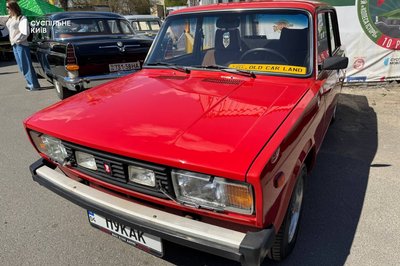 Понад 300 екземплярів: у Києві проводять фестиваль авто Old Car Land