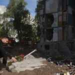 Зеленський вшанував пам’ять загиблих біля дев'ятиповерхівки в Києві, куди влучила ракета РФ і вбила 24 людей