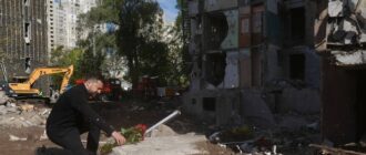 Зеленський вшанував пам’ять загиблих біля дев'ятиповерхівки в Києві, куди влучила ракета РФ і вбила 24 людей