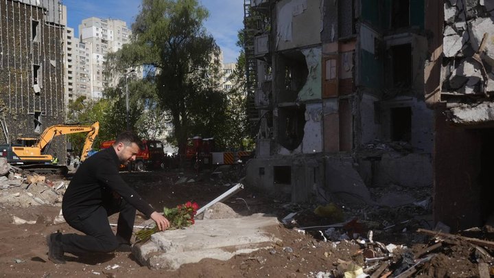 Зеленський вшанував пам’ять загиблих біля дев'ятиповерхівки в Києві, куди влучила ракета РФ і вбила 24 людей