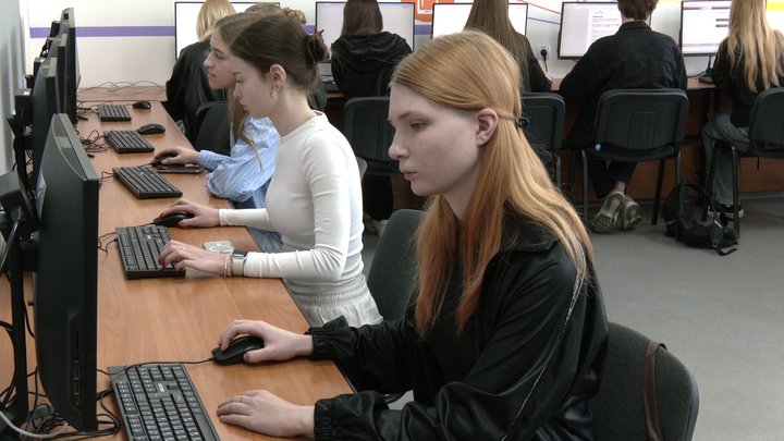 "Буду сумувати за атмосферою, яка в школі": у Києві пролунали останні дзвоники