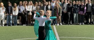"Буду сумувати за атмосферою, яка в школі": у Києві пролунали останні дзвоники