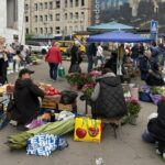 Торгівля на руїнах: у Києві на зруйнований ударом РФ Лук'янівський ринок повертаються продавці