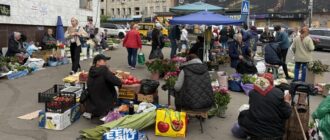 Торгівля на руїнах: у Києві на зруйнований ударом РФ Лук'янівський ринок повертаються продавці