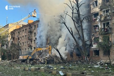 У Шевченківському районі Києва через атаку РФ зруйнований під’їзд: що розповідають мешканці