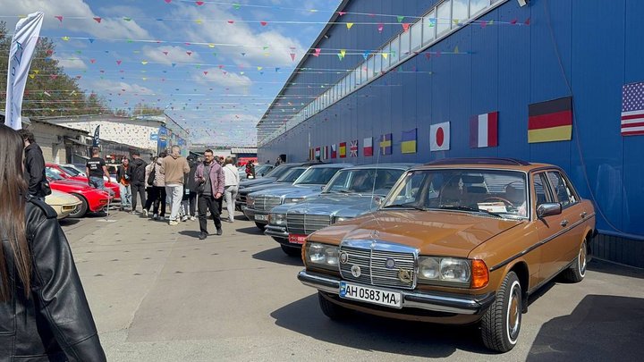 Понад 300 екземплярів: у Києві проводять фестиваль авто Old Car Land