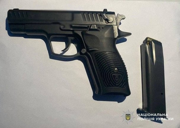
 Конфлікт через собаку: у&nbsp;Києві чоловік вдарив охоронця і&nbsp;дістав зброю
 