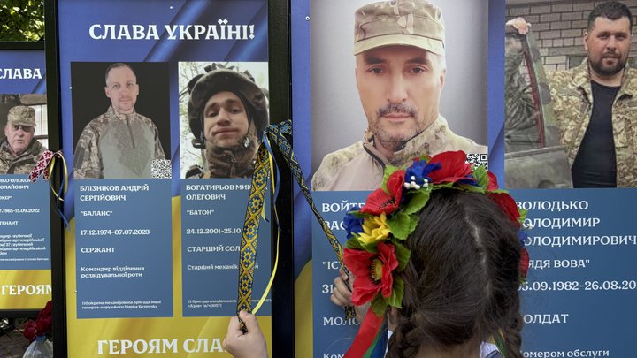 "Вони шанували і одягали вишиванки": у Києві вперше відбулася акція "Вишита стрічка пам'яті"