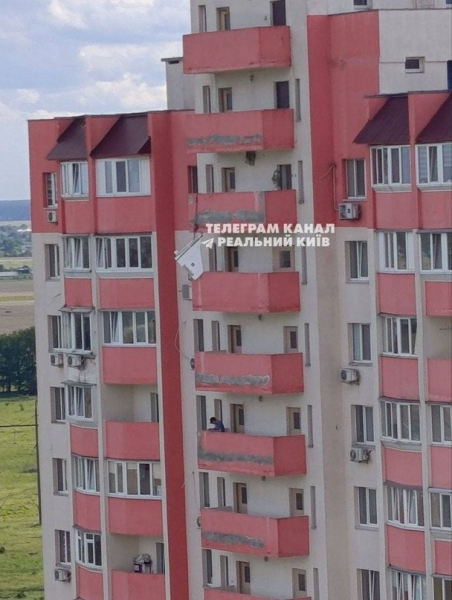
 Біля Києва дрон влучив у&nbsp;житловий будинок: тривоги не&nbsp;було (фото)
 
