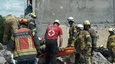 
 "Склався" під'їзд у Києві після удару РФ: кількість загиблих знову зросла (фото)
 