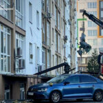 У Київській області уламки бойової ракети залетіли у квартири багатоповерхівки: як діставали