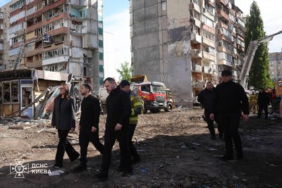 Зеленський вшанував пам’ять загиблих біля дев'ятиповерхівки в Києві, куди влучила ракета РФ і вбила 24 людей