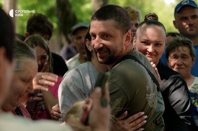 Вперше за чотири роки вдома: на Київщині зустріли звільненого з полону військового Володимира Барабася