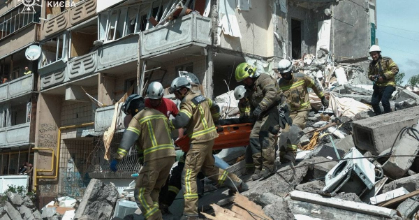 
 "Склався" під'їзд у Києві після удару РФ: кількість загиблих знову зросла (фото)
 