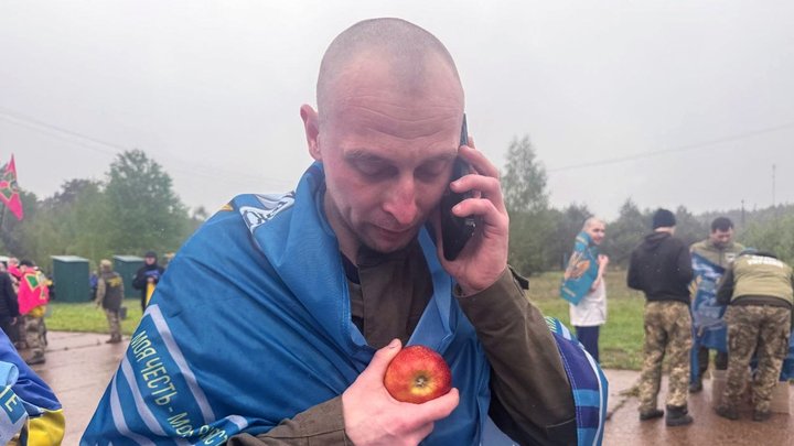 Вперше за чотири роки вдома: на Київщині зустріли звільненого з полону військового Володимира Барабася