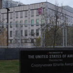 У ЄС заявили про виїзд посольства США з Києва після погроз: Україна відповіла, чи це правда