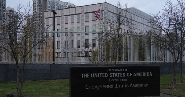 У ЄС заявили про виїзд посольства США з Києва після погроз: Україна відповіла, чи це правда
У ЄС заявили про виїзд посольства США з Києва після погроз: Україна відповіла, чи це правда