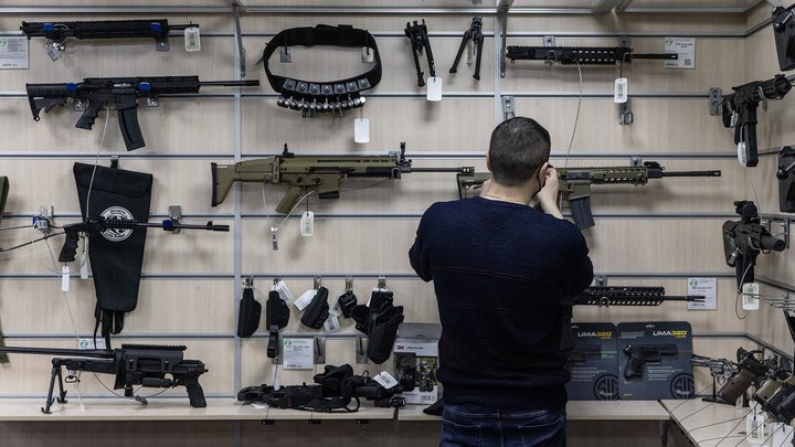 У Києві чоловік стріляв в авто: поліція розшукала підозрюваного