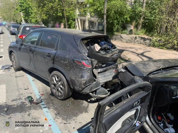 
 Водій Maserati втікав від патрульних та&nbsp;протаранив три автівки: відео
 