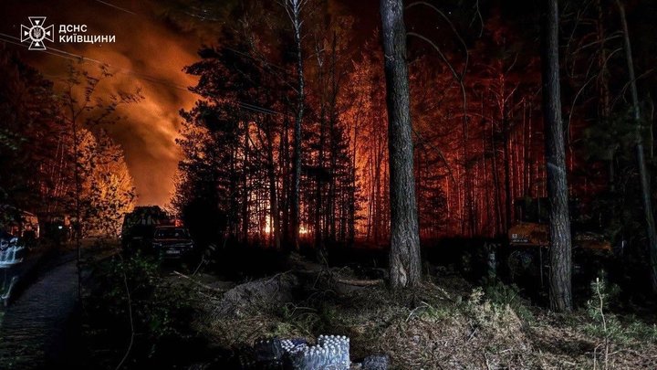 У Чорнобильській зоні продовжують гасити пожежу