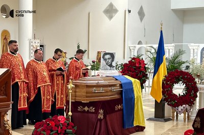 Виставили у соборі для загального вшанування: до Києва доставили останки лідера ОУН Андрія Мельника та його дружини