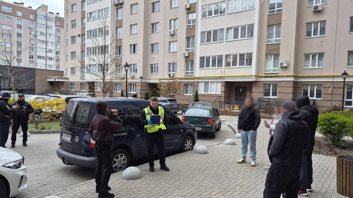 У Києві чоловік стріляв в авто: поліція розшукала підозрюваного