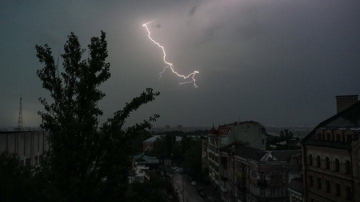 На сьогодні і завтра метеорологи прогнозують грозу у Києві та області