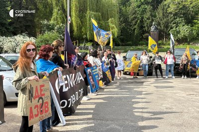"3-4 місяці перетворилися на 4 роки тортур": у Києві триває акція на підтримку полонених Маріупольського гарнізону