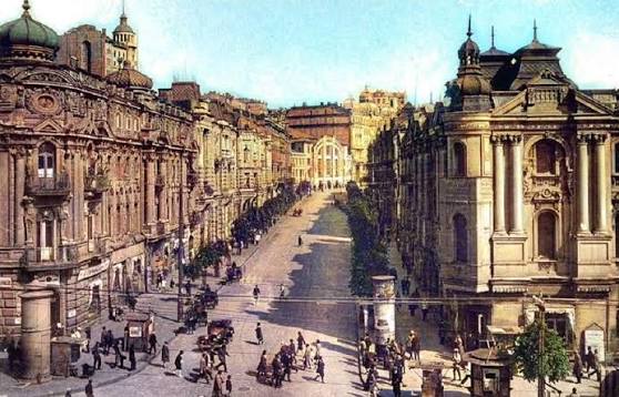 Панорамний знімок з висоти демонструє величний архітектурний ансамбль