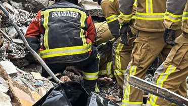 
 "Склався" під'їзд у Києві після удару РФ: кількість загиблих знову зросла (фото)
 