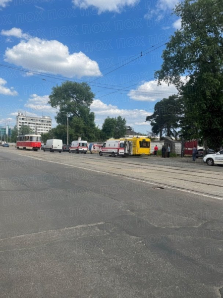У Києві автобус "влетів" у зупинку транспорту: є постраждалі