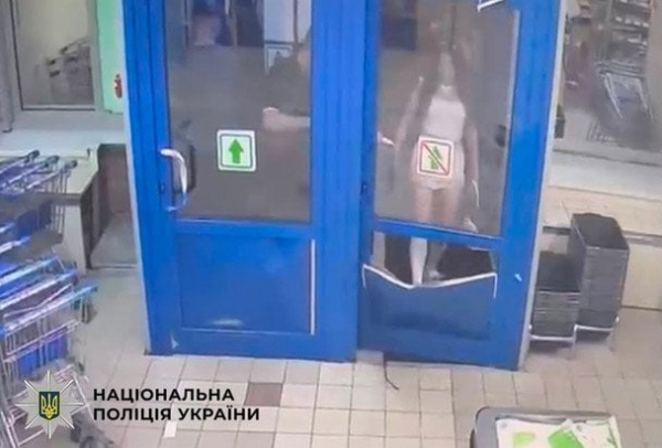 У Києві нетвереза дівчина вибила двері супермаркету через відмову продати алкоголь: фото