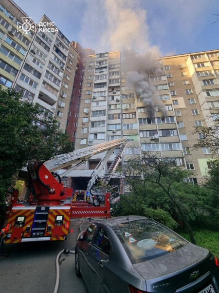 У Києві жінка випала з балкона шостого поверху: що відомо про її стан (фото, відео)