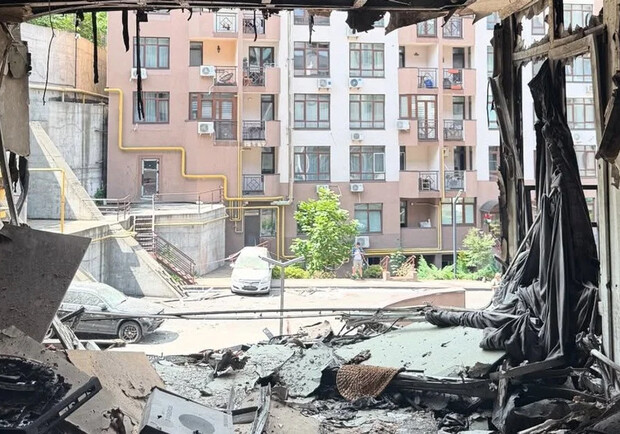 Скільки будинків після прильотів вже відремонтували в Києві, і чому багато будинків ще довго чекатимуть на свою чергу. 