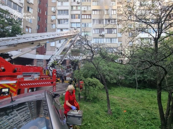 У Києві жінка випала з балкона шостого поверху: що відомо про її стан (фото, відео)
