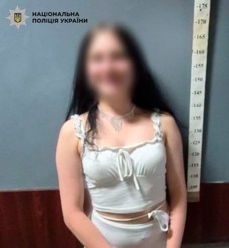 У Києві нетвереза дівчина вибила двері супермаркету через відмову продати алкоголь: фото
