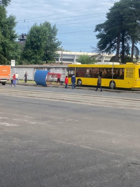 У Києві автобус "влетів" у зупинку транспорту: є постраждалі
