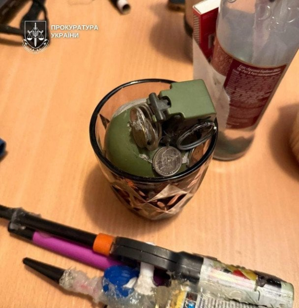 
 У&nbsp;Києві майстер з&nbsp;ремонту погрожував пенсіонерці гранатою та&nbsp;обчистив квартиру: подробиці
 