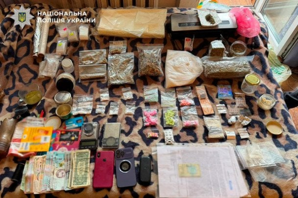 Перевтілювався в "Ельвіру" та пригощав кетаміном: у Києві поліція накрила організатора тематичних вечірок