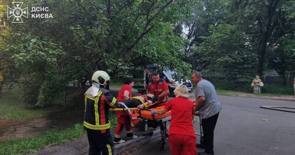 У Києві жінка випала з балкона шостого поверху: що відомо про її стан (фото, відео)