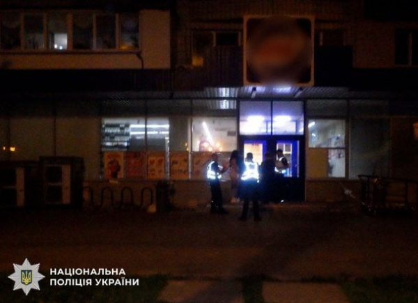 У Києві нетвереза дівчина вибила двері супермаркету через відмову продати алкоголь: фото