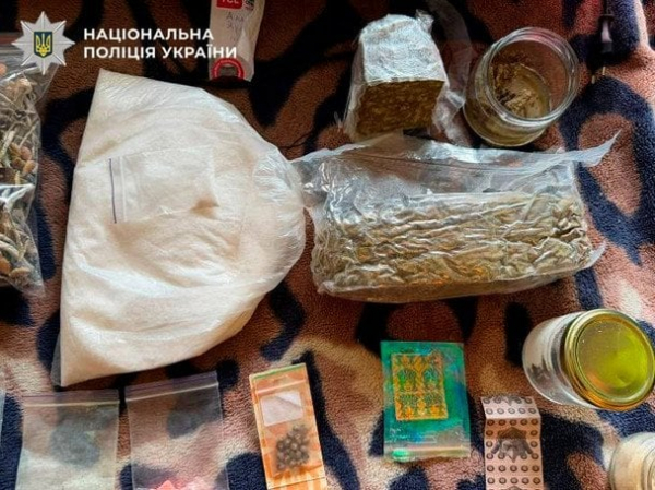 Перевтілювався в "Ельвіру" та пригощав кетаміном: у Києві поліція накрила організатора тематичних вечірок
