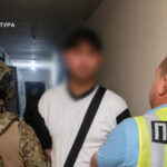 У Києві майстер з ремонту погрожував пенсіонерці гранатою та обчистив квартиру: подробиці