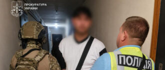 У Києві майстер з ремонту погрожував пенсіонерці гранатою та обчистив квартиру: подробиці