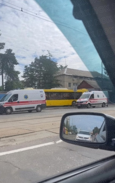 У Києві автобус "влетів" у зупинку транспорту: є постраждалі