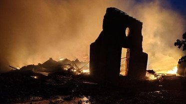 Росія знищила унікальну костюмну колекцію кіностудії Довженка в Києві: спалахнула пожежа після атаки (фото)