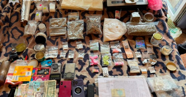 Перевтілювався в "Ельвіру" та пригощав кетаміном: у Києві поліція накрила організатора тематичних вечірок