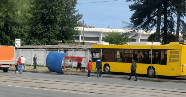 У Києві автобус "влетів" у зупинку транспорту: є постраждалі