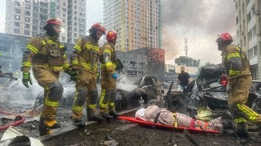ДСНС показала наслідки рятувальної операції після масованої атаки на Київ: людей діставали з верхніх поверхів (фото)