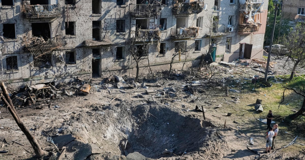У Києві тривають пошуки людей під зруйнованими будинками: Зеленський повідомив тривожні дані